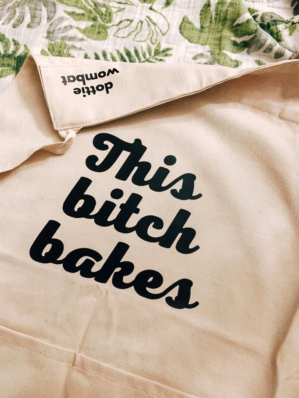 This b* Bakes Apron - adults with front pocket: Beige /black text