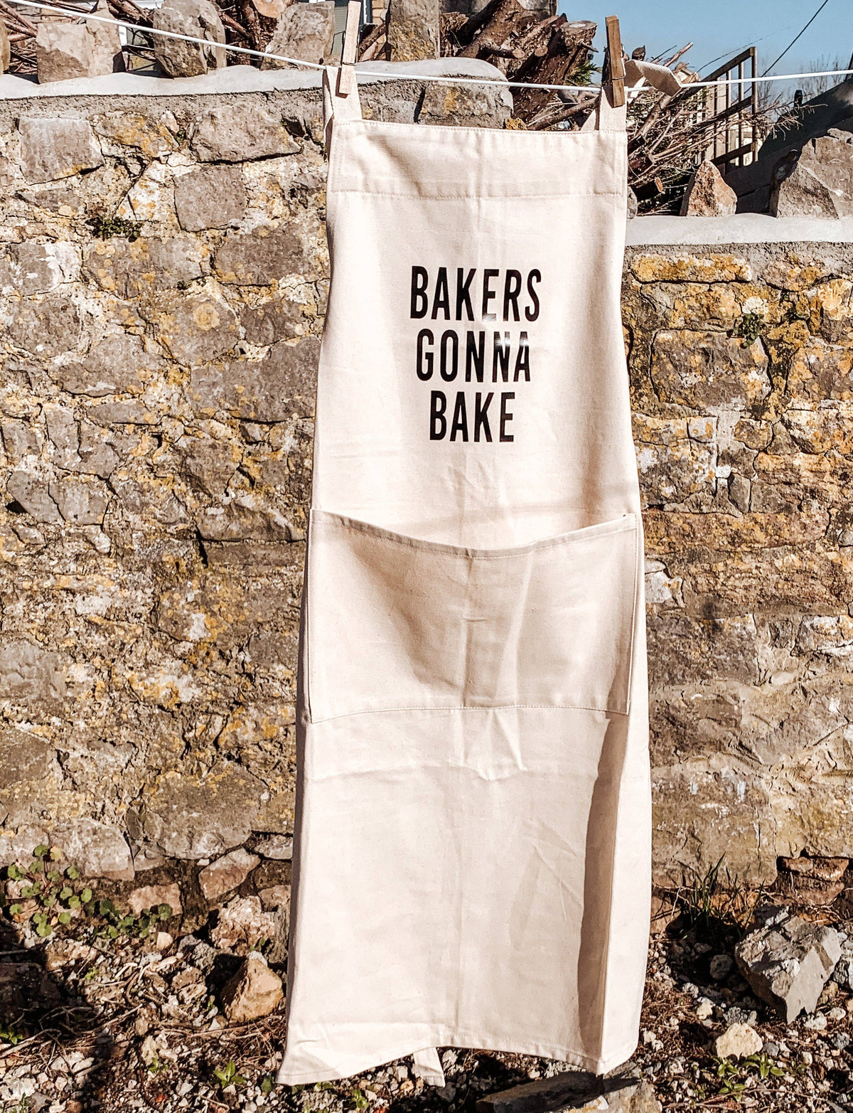 This b* Bakes Apron - adults with front pocket: Beige /black text
